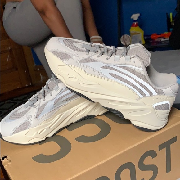 Yeezy 700 Static - Picture 4 of 4